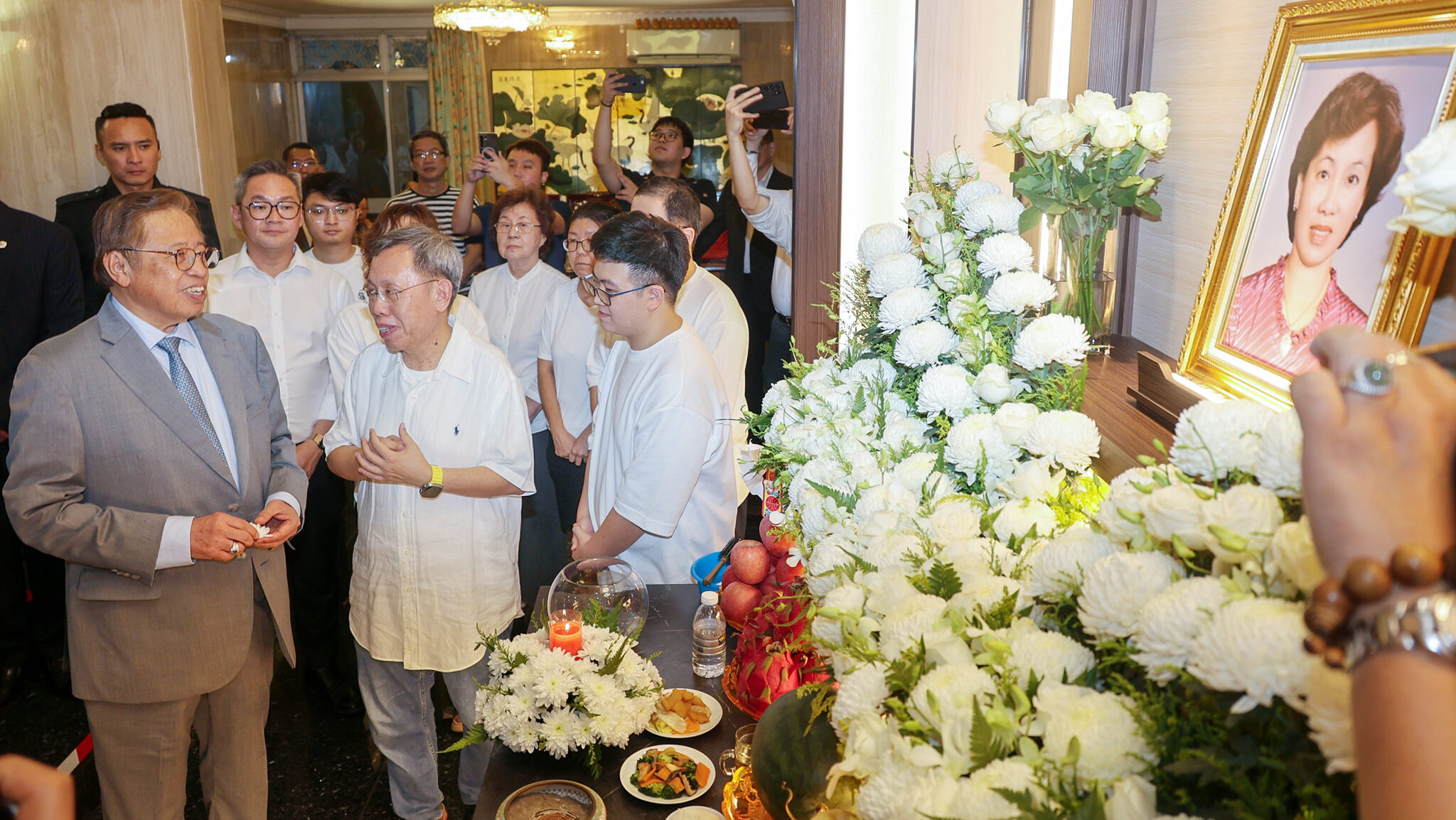 Premier Abang Johari Pays Final Respect to Late Puan Sri Lim Su Kheng
