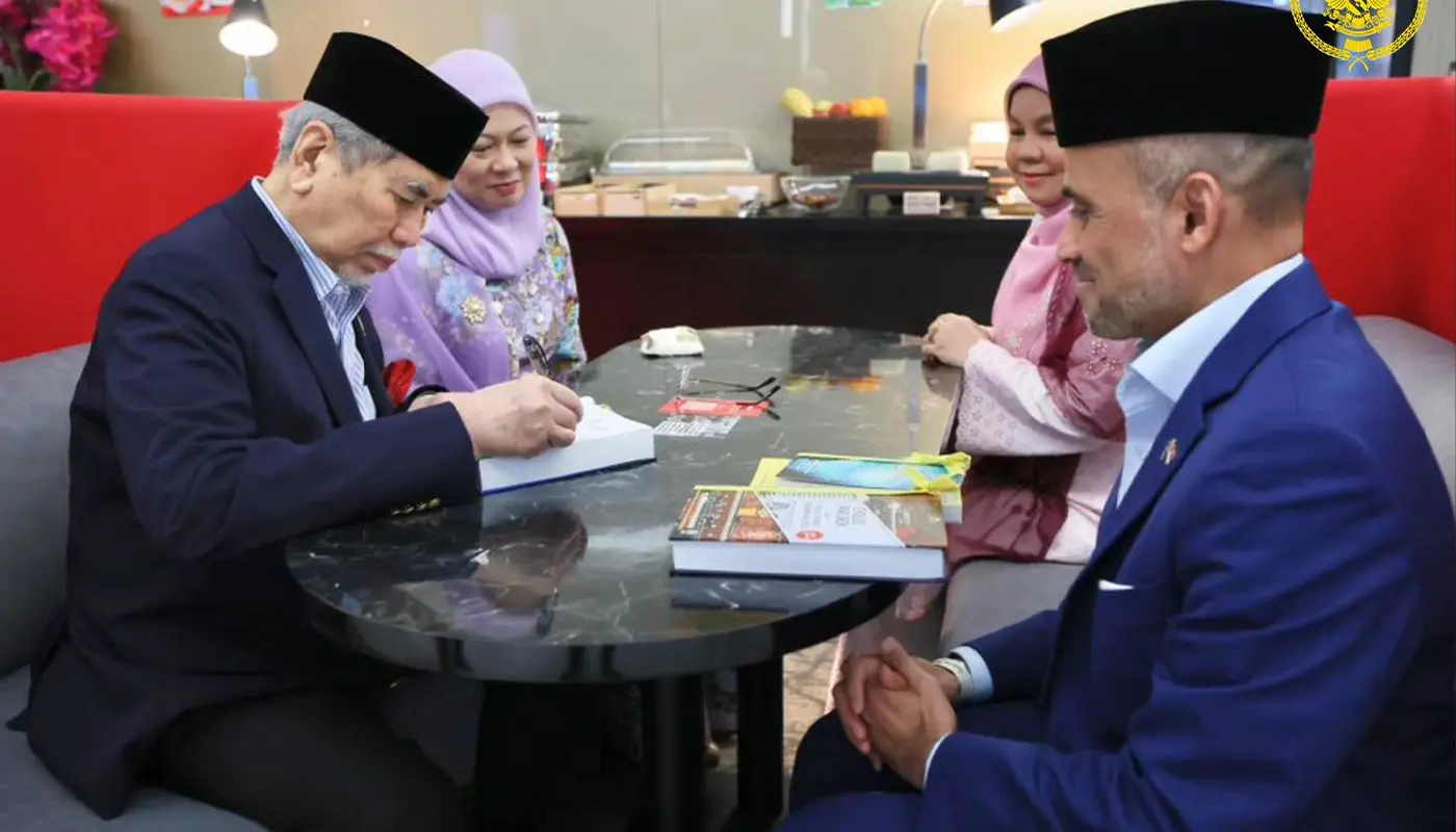 Sarawak, Sarawak News, Singapore, Singapore News, Wan Junaidi, Malaysian High Commissioner, Bilateral Relations, Seletar Airport, Book Signing