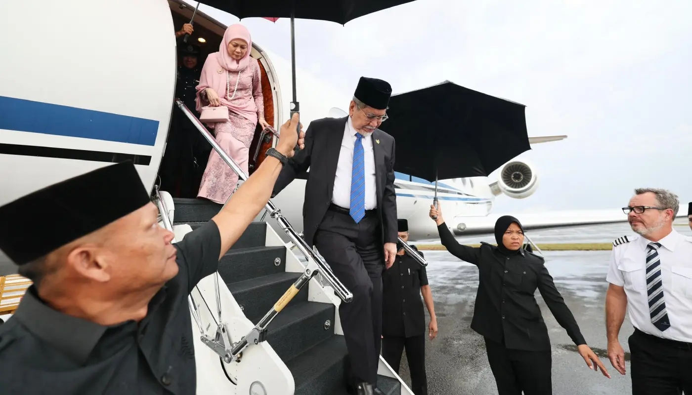 Sarawak Governor Returns to Kuching After Officiating UTS Convocation 1 Sarawak, Sarawak News, Kuching, Kuching News,