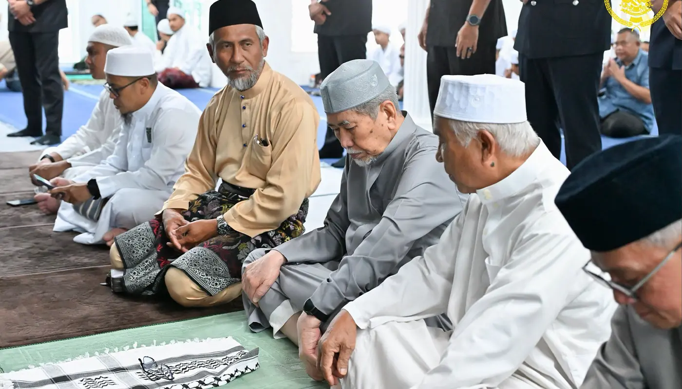 Sarawak Governor Joins Friday Prayers at Darul Hana Mosque 1 Sarawak, Sarawak News, Kuching, Kuching News, Darul Hana Mosque, Friday Prayers,