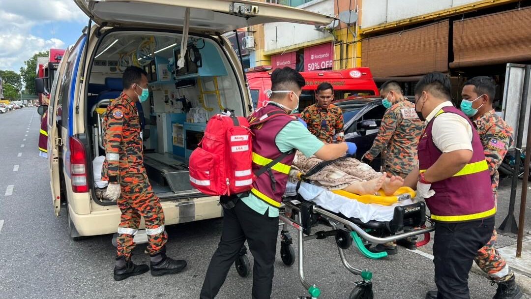 Semi-Conscious Woman and Two Children Rescued from Locked Room in Bintulu 1 Semi-Conscious Woman and Two Children Rescued from Locked Room in Bintulu