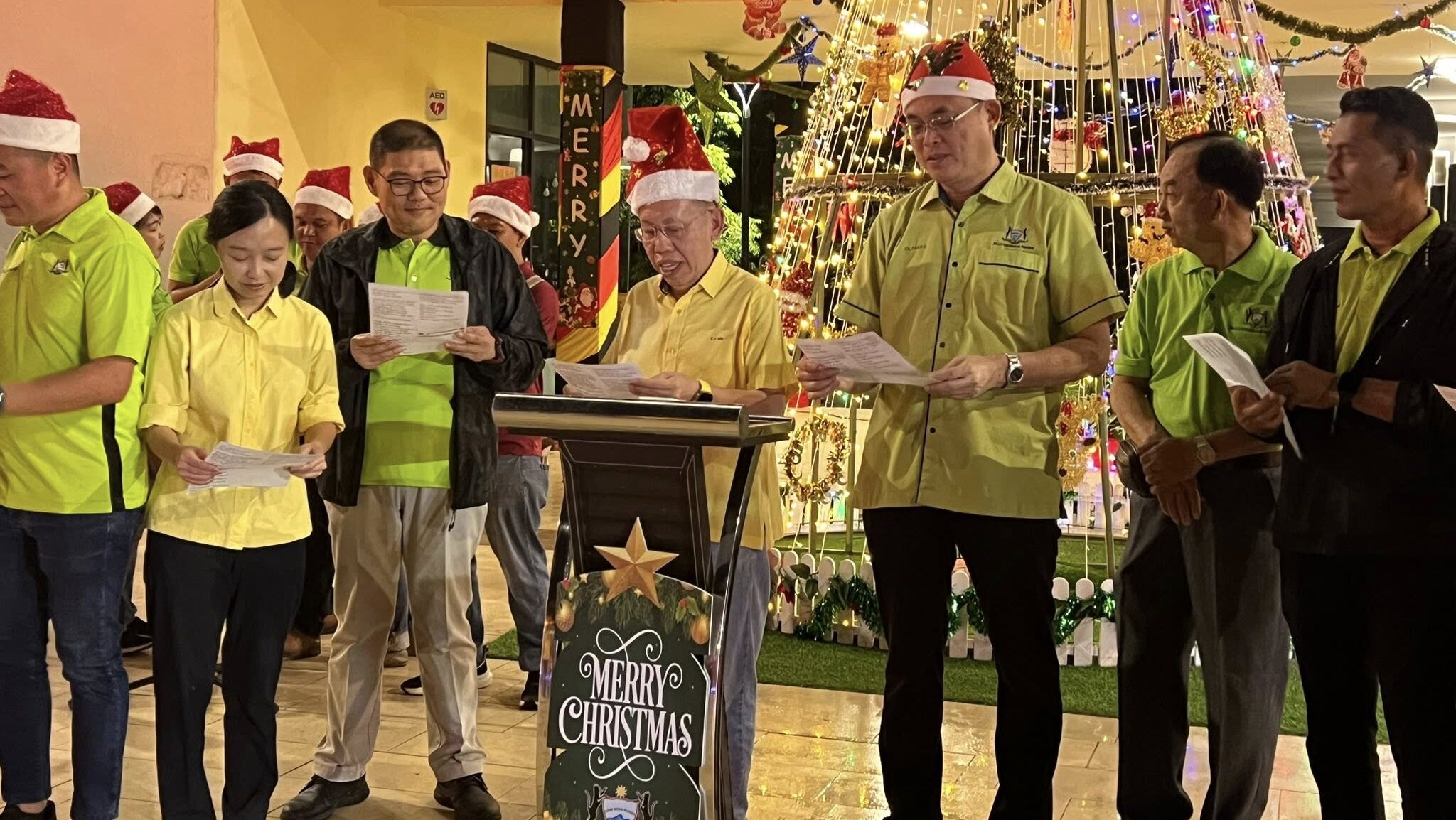 Batu Kawa Riverbank Park Lights Up with Christmas Celebration