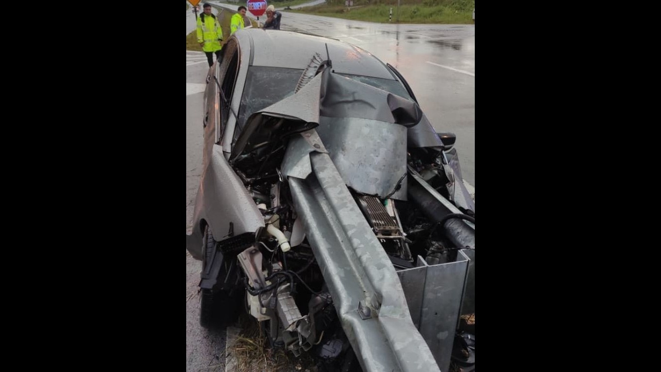 Driver Dies After Car Crashes Into Guardrail in Lundu