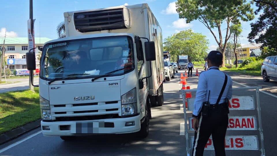 Kuching Police Step Up Commercial Vehicle Checks on Jalan Setia Raja 1 Kuching Police Step Up Commercial Vehicle Checks on Jalan Setia Raja