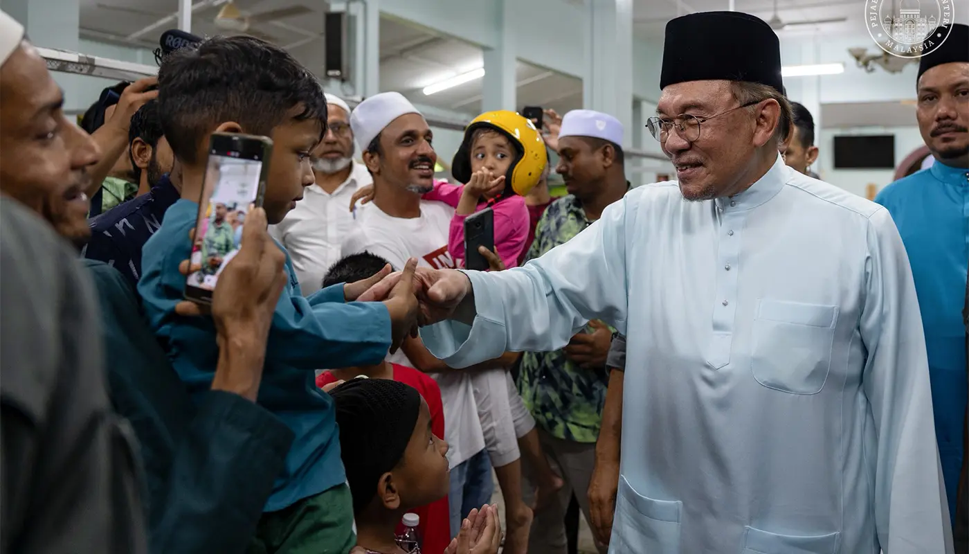 PM Anwar Joins Friday Prayers in Kuah, Reflects on Social Media Use 1 Kedah, Kedah News, Langkawi, Kuah, Nur al-Hidayah Mosque, Anwar Ibrahim, Social Media, TikTok, Community Engagement