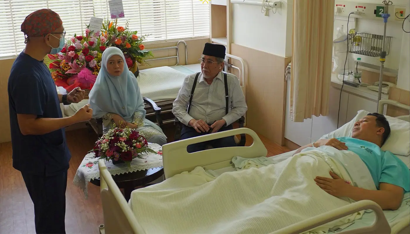 Sarawak Governor Visits Aide at Normah Medical Specialist Centre 1 Sarawak, Sarawak News, Kuching, Kuching News,