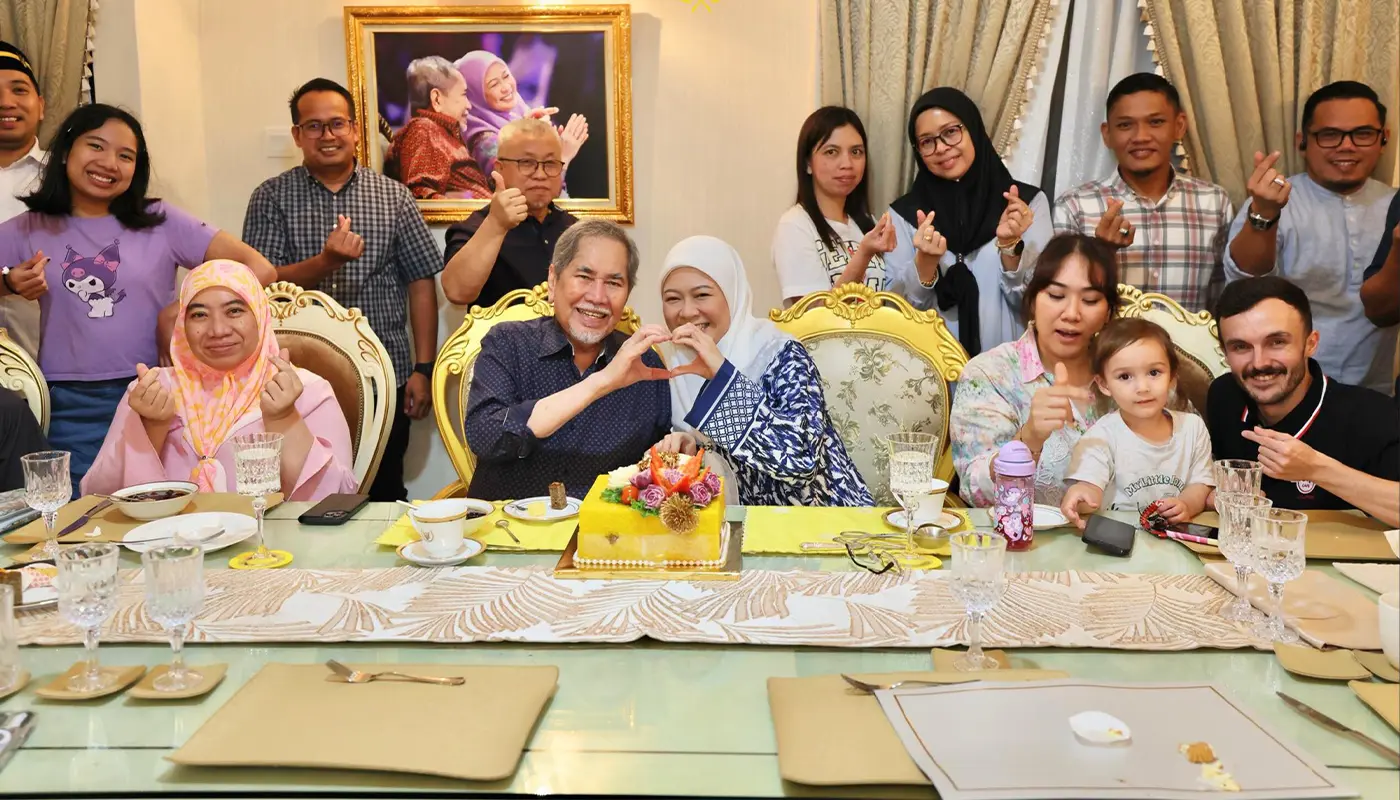 Sarawak Governor Celebrates Family Dinner After Receiving Honorary Doctorate 1 Sarawak, Sarawak News, Kuala Lumpur, Kuala Lumpur News, Sarawak Governor, Wan Junaidi, Fauziah Sanusi, UNIRAZAK Convocation, Family Celebration
