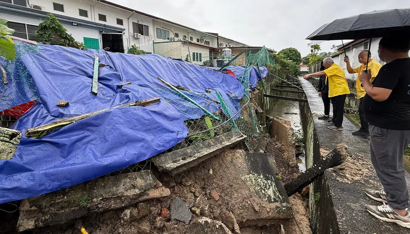 Swift Action Taken as Soil Erosion Threatens Safety in Miri 1 Sarawak, Sarawak News, Miri, Miri News, Soil Erosion, Disaster Preparedness, Sebastian Ting, Infrastructure Safety, Heavy Rain, Community Safety