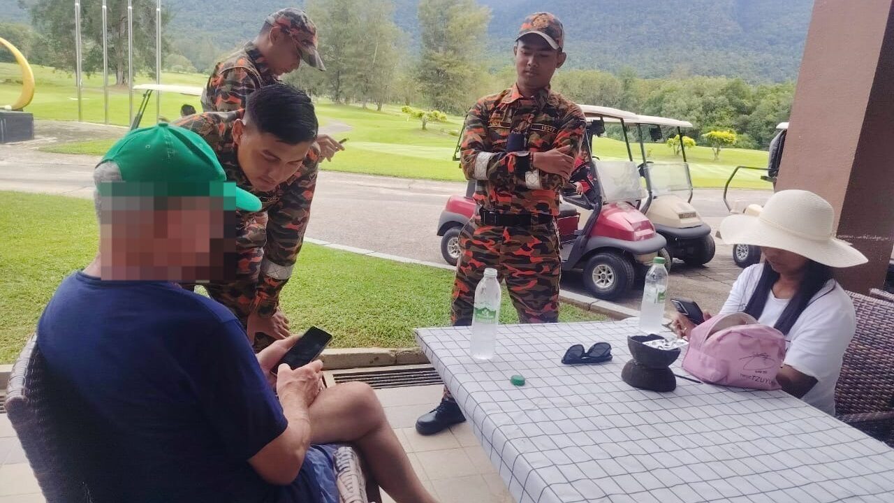 Tourist Couple Rescued After Being Trapped by High Tide in Santubong 1 Tourist Couple Rescued After Being Trapped by High Tide in Santubong