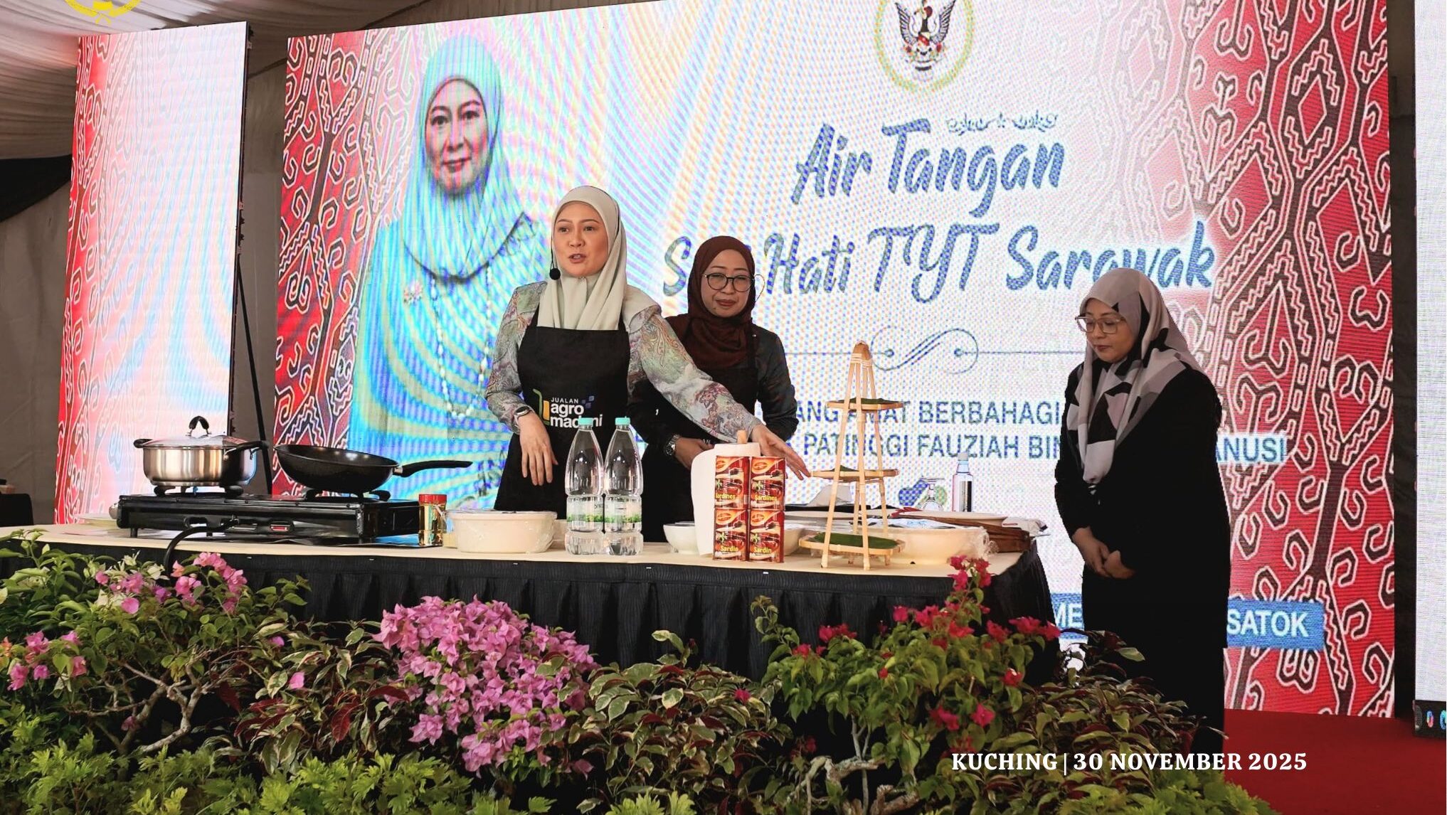 YABhg. Toh Puan Fauziah Leads “Air Tangan” Cooking Demo at Satok Carnival 2025