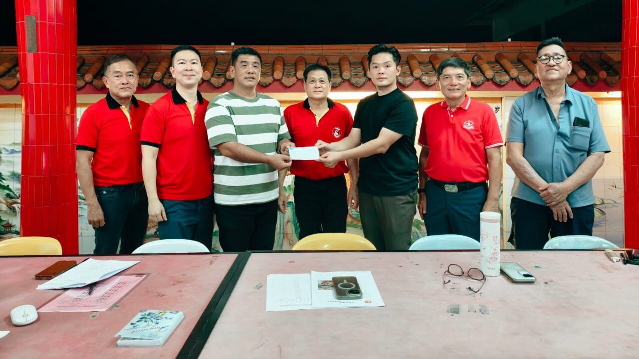 Batu Kitang Rep Funds Kuching Dong Yue Temple with RM5,000