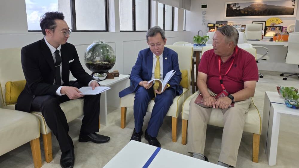 Dr Hing-Yan Lee Presents Book on Early Chinese Leaders to Sarawak Deputy Premier