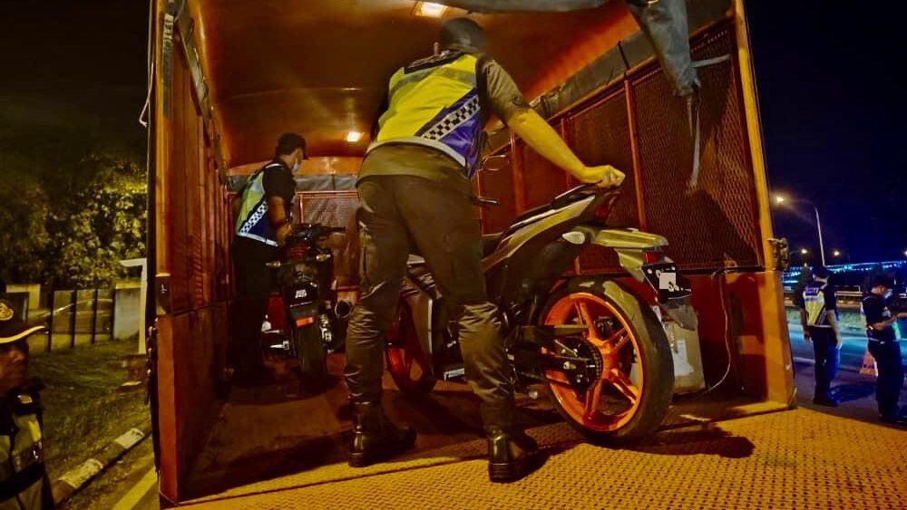 JPJ Kuching Cracks Down on Motorcycles and HID Lights