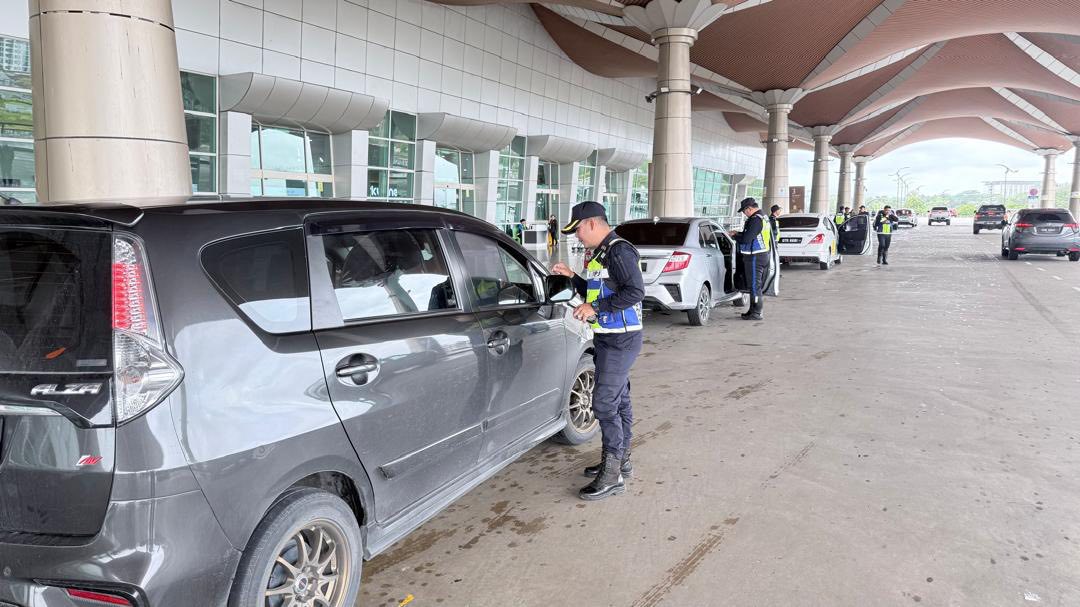 JPJ Sarawak Cracks Down on E-Hailing Offences Near Kuching Airport