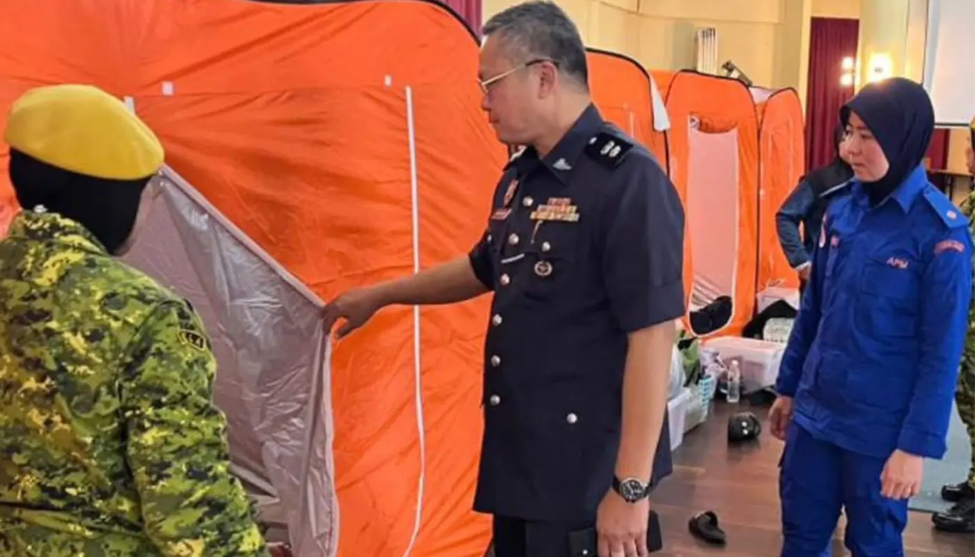 Kota Samarahan Flood Victims Receive Food Aid At Relief Centre 1 Sarawak, Sarawak News, Kota Samarahan, Kota Samarahan News, Flood Relief, Disaster Response, Civil Defence, Humanitarian Aid