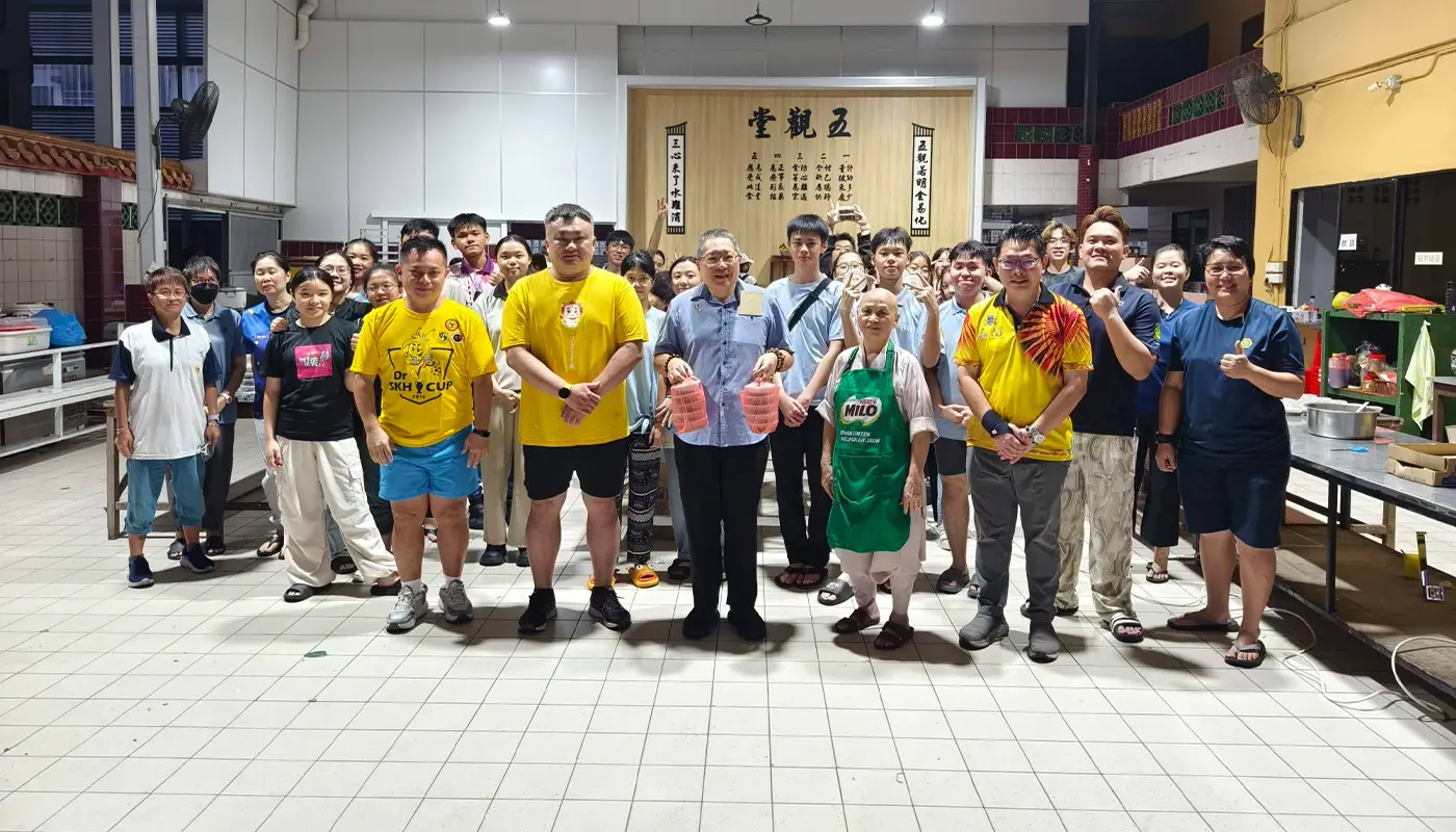 MBKS Mayor Shares 1,000 Bowls of Laba Porridge at Kenyalang Market 1 Sarawak, Sarawak News, Kuching, Kuching News, MBKS, Laba Festival, Buddhist Association, Community Outreach, Social Harmony, Compassion