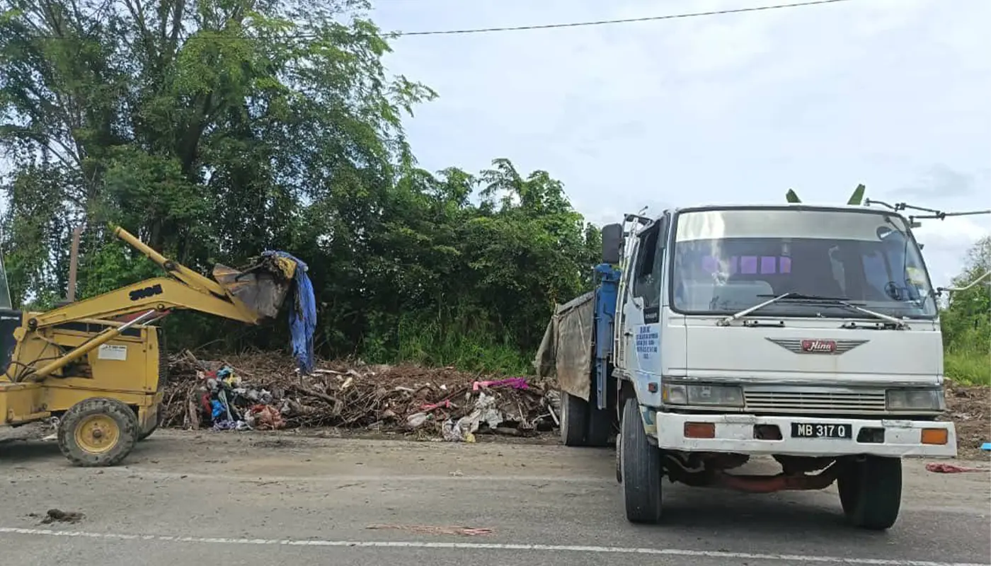 MPKS Cleans Illegal Dumping Sites, Strengthens Environmental Protection 1 Sarawak, Sarawak News, Kota Samarahan, Kota Samarahan News, MPKS, Illegal Dumping, Waste Management, Environmental Protection, Community Cleanliness