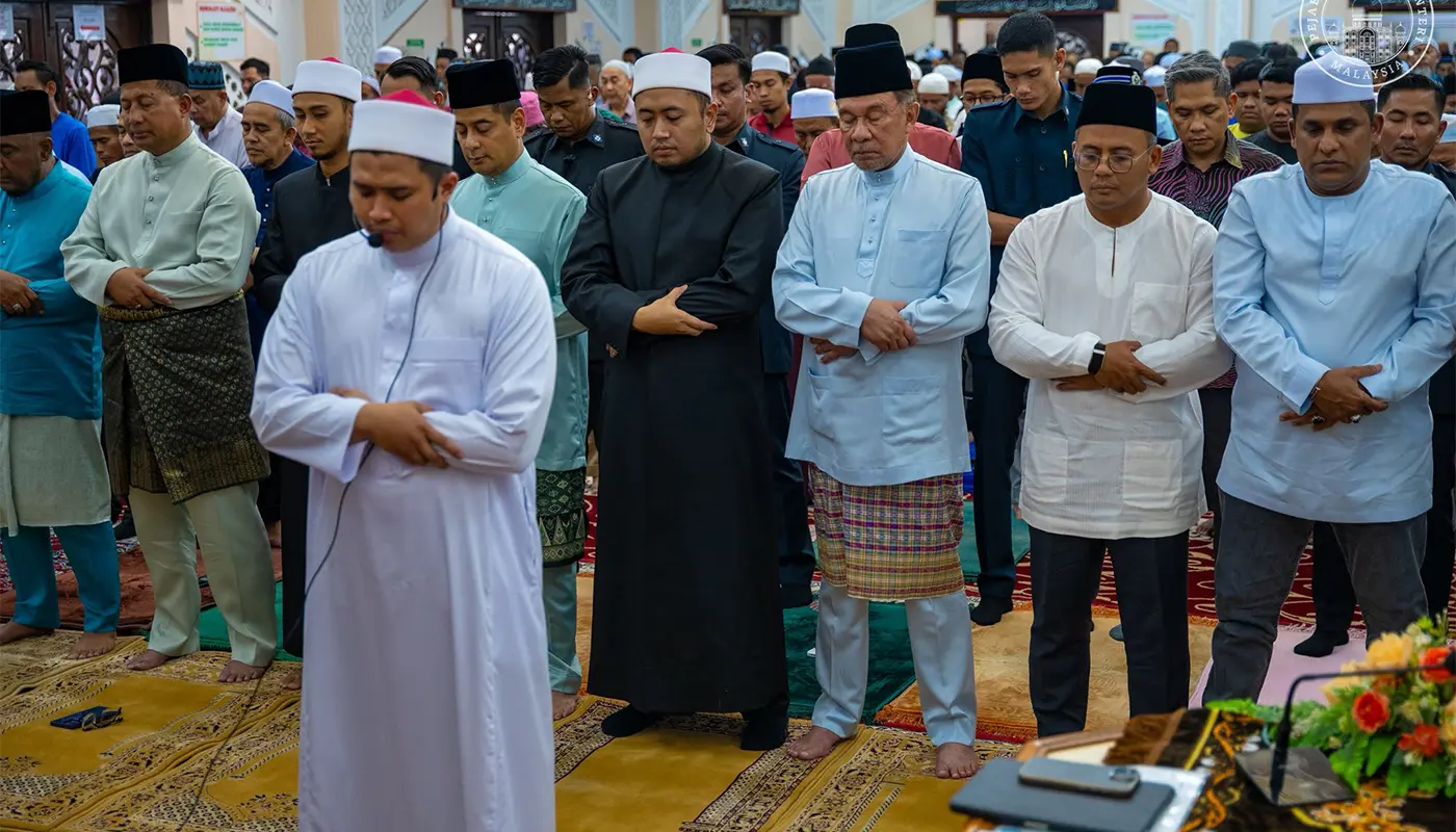 PM Anwar Meets Petaling Jaya Residents, Joins Friday Prayers At Masjid Jumhuriyah 1 Sarawak, Sarawak News, Petaling Jaya, Petaling Jaya News, Anwar Ibrahim, Community Engagement, Friday Prayers, Education Issues, Traders, Selangor, Selangor News