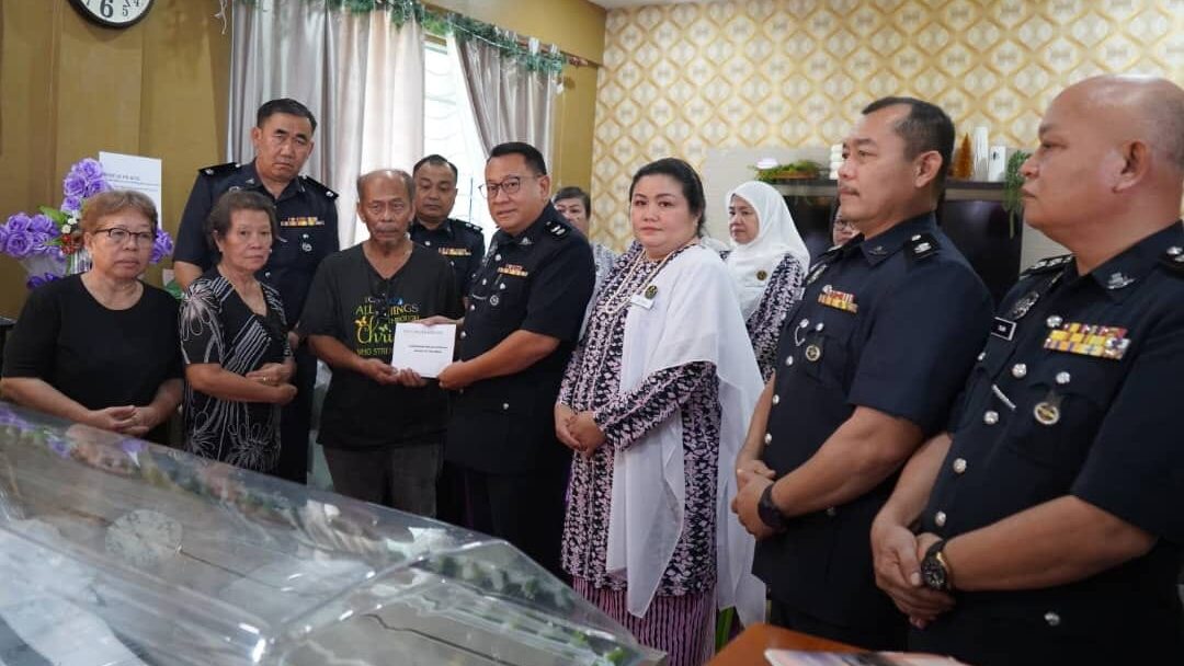 Police, PERKEP Pay Welfare Visit to Murder Victim’s Family in Sri Aman