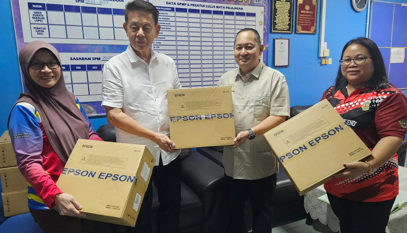 SMK Bandar Bintangor Receives 12 LCD Projectors for Digital Education 1 Sarawak, Sarawak News, Bintangor, Bintangor News, Meradong, SMK Bandar Bintangor, Datuk Ding Kuong Hiing, Digital Education, ICT, Education Grant, Sarawak PCDS 2030