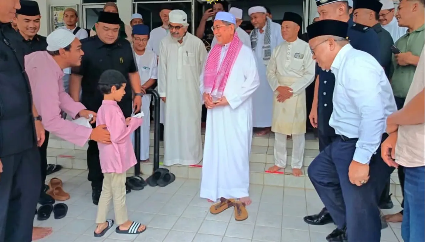 Sarawak Governor Joins Friday Prayers At Darul Barakah Masjid 1 Sarawak, Sarawak News, Kuching, Kuching News, Wan Junaidi, Darul Barakah Masjid, Friday Prayers, Community Engagement, JAIS