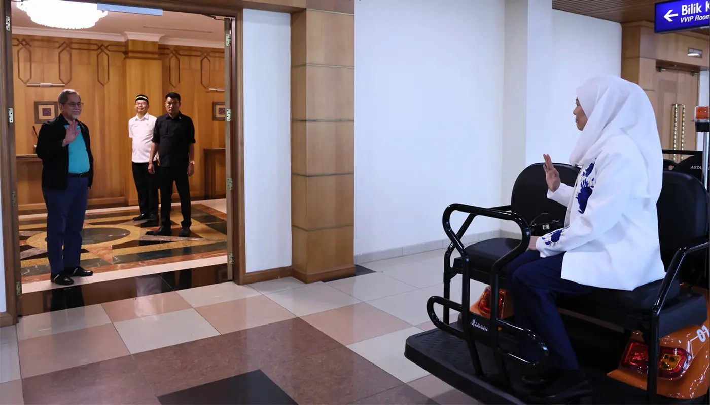 Sarawak Governor Sends Off Toh Puan at Kuching Airport 1 Sarawak, Sarawak News, Kuching, Kuching News, Kuala Lumpur, Kuching International Airport, Sarawak Governor, Protocol, Sarawak Development