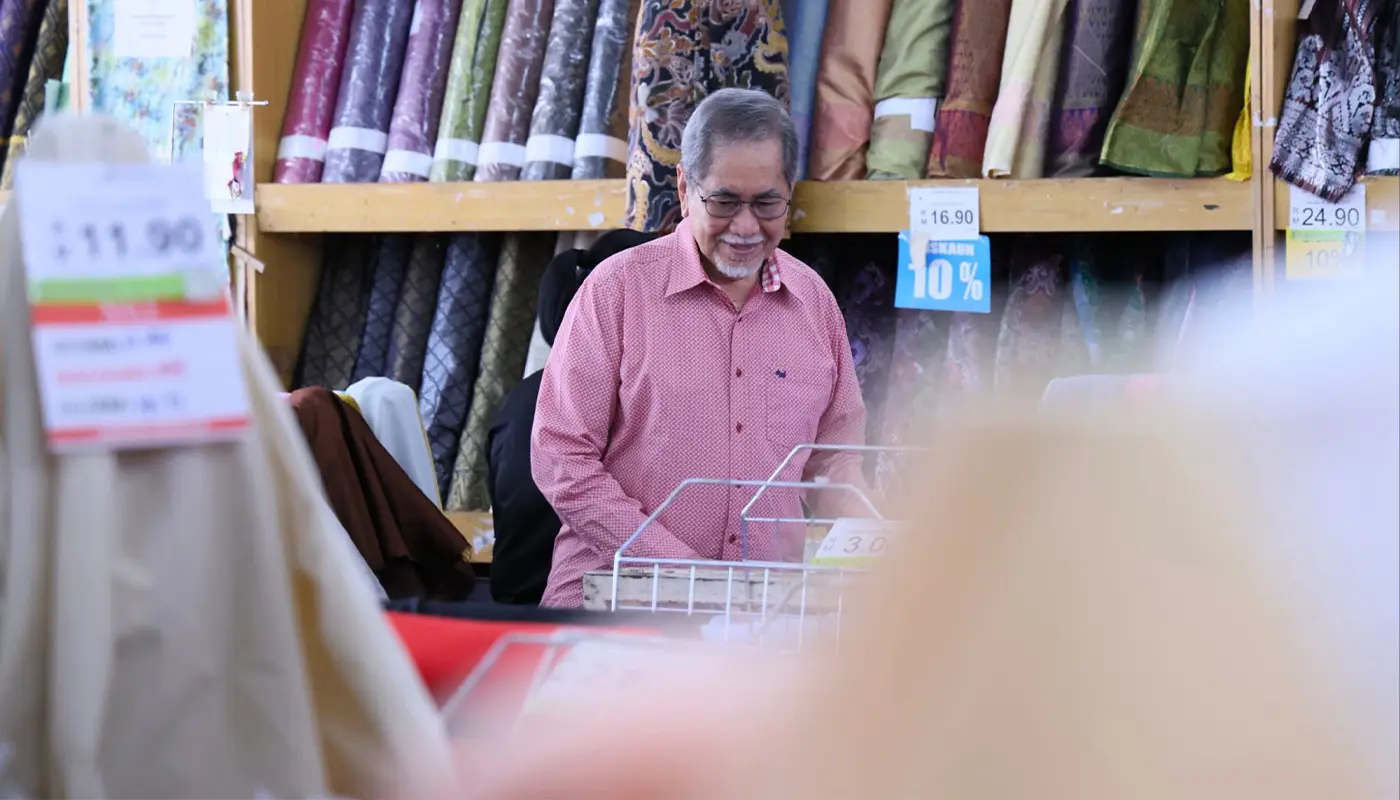 Sarawak Governor Visits Kamdar Textile House in Kuching 1 Sarawak, Sarawak News, Kuching, Kuching News, Textile Industry, Kamdar, Hari Raya Aidilfitri, Sarawak Development, Local Business