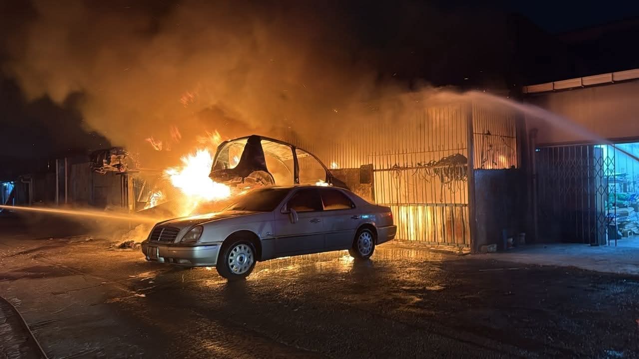 Shop Building Fire on Jalan Kwong Lee Bank Sparks Night Alarm in Kuching