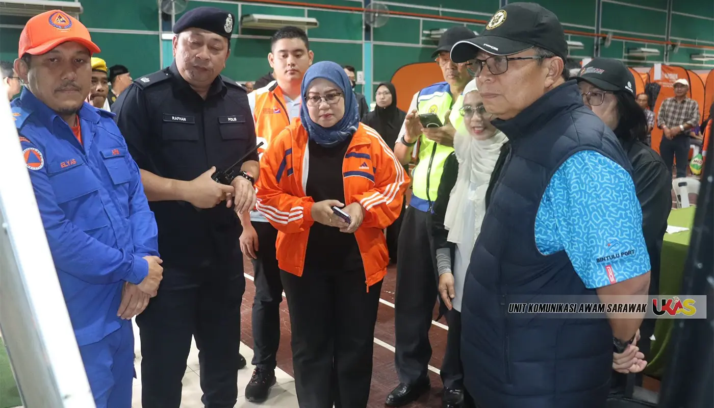 State Secretary Inspects Simunjan Flood Relief Centre Operations 1 Sarawak, Sarawak News, Simunjan, Simunjan News, Flood Relief, PPS,