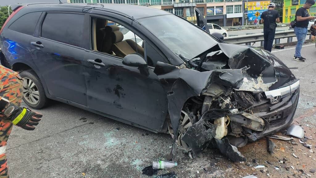 Three Men Hurt in Two-Vehicle Crash at Batu 7 Flyover 1 Three Men Hurt in Two-Vehicle Crash at Batu 7 Flyover
