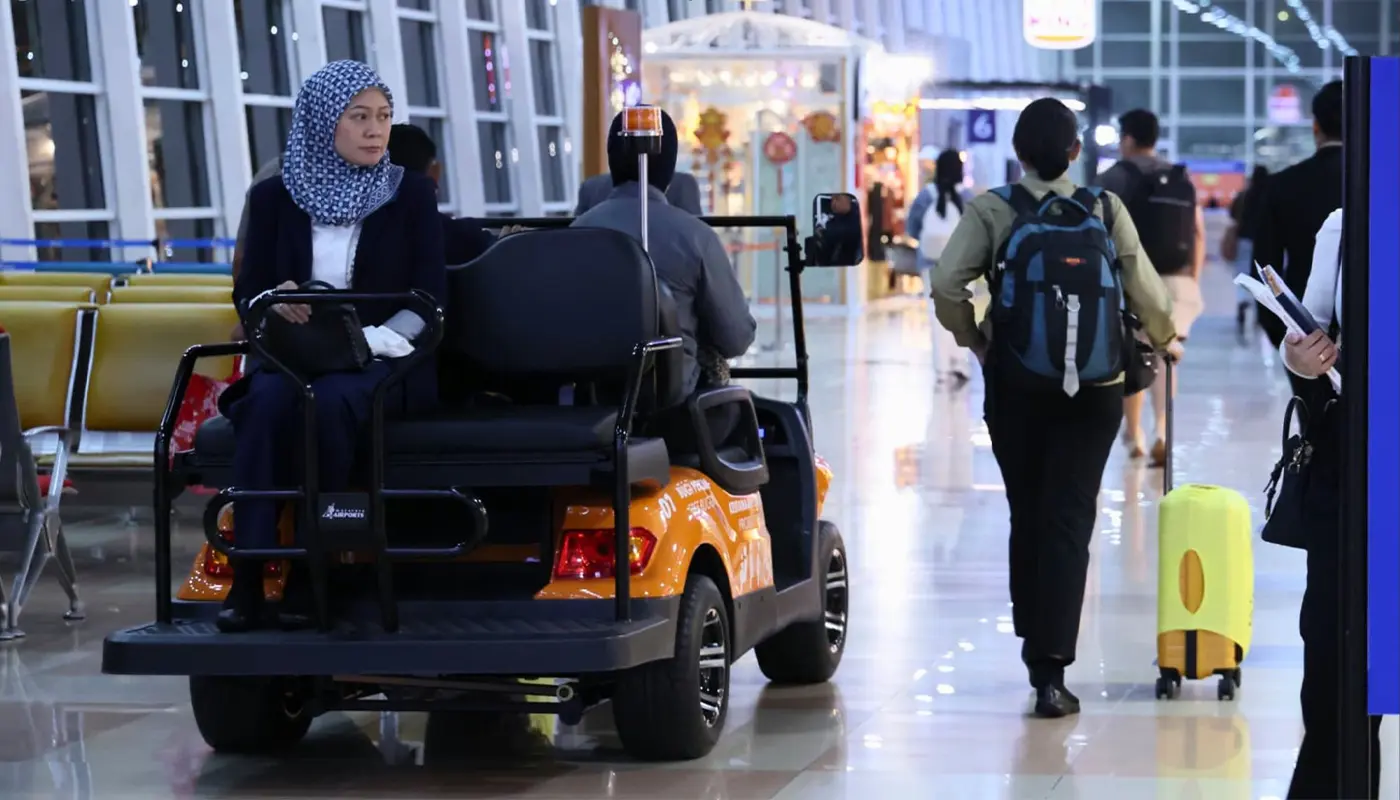 Toh Puan Fauziah Returns to Kuching After Kuala Lumpur Visit 1 Sarawak, Sarawak News, Kuching, Kuching News, Malaysia, Kuching International Airport, Kuala Lumpur, Toh Puan Fauziah, Yang di-Pertua Negeri Sarawak