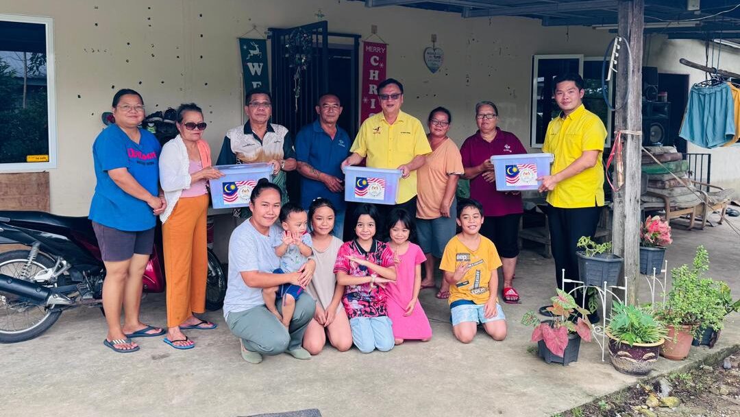 YB Dato Ir Lo Khere Chiang Leads Flood Aid Visit to Kampung Sudat 1 YB Dato Ir Lo Khere Chiang Leads Flood Aid Visit to Kampung Sudat