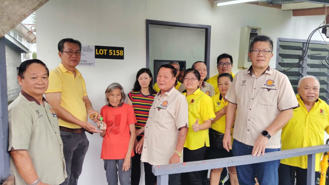 YB Wilfred Yap Returns Repaired Home to Elderly Mother in Stampin