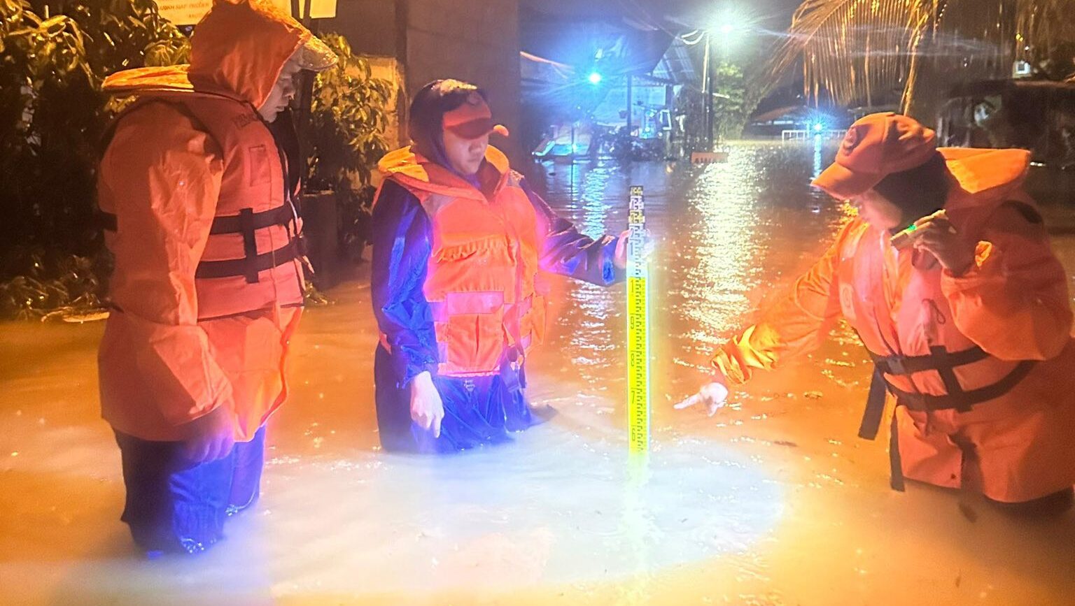 APM Keeps Night Watch as Rain Puts Sungai Maong on Alert 1 APM Keeps Night Watch as Rain Puts Sungai Maong on Alert