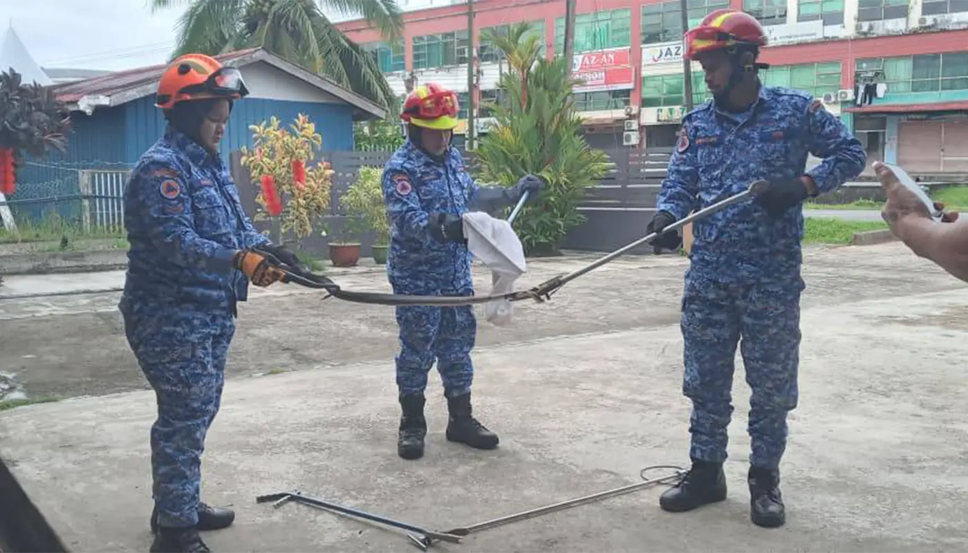 Civil Defence Team Removes Snake Safely in Mukah 1 Sarawak, Sarawak News, Mukah, Mukah News, Snake Capture, Public Safety, Emergency Response,