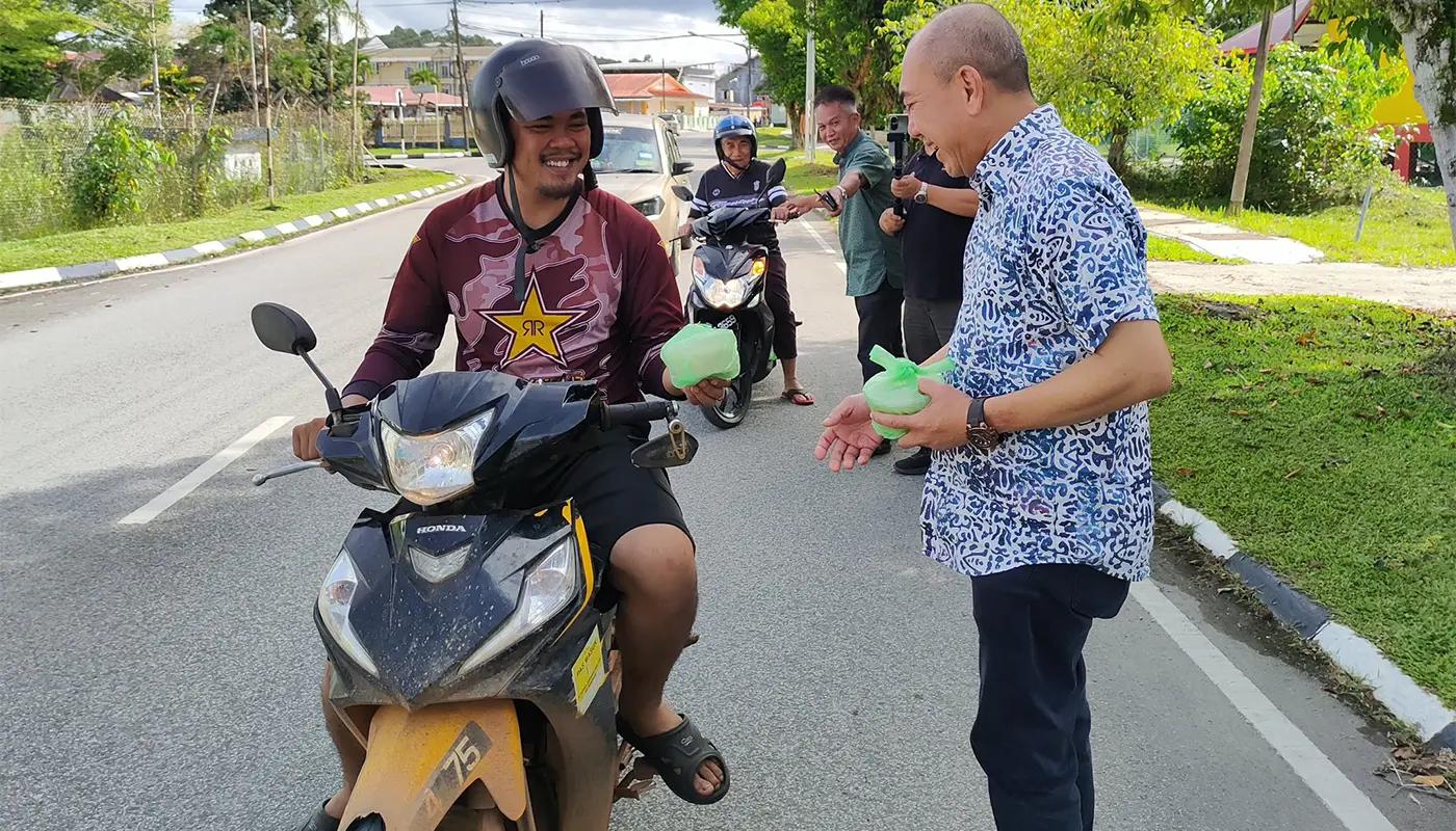 Community Spirit Shines as PAWE Betong Shares 300 Packs of Lambuk 1 Sarawak, Sarawak News, Betong, Betong News, Ramadan