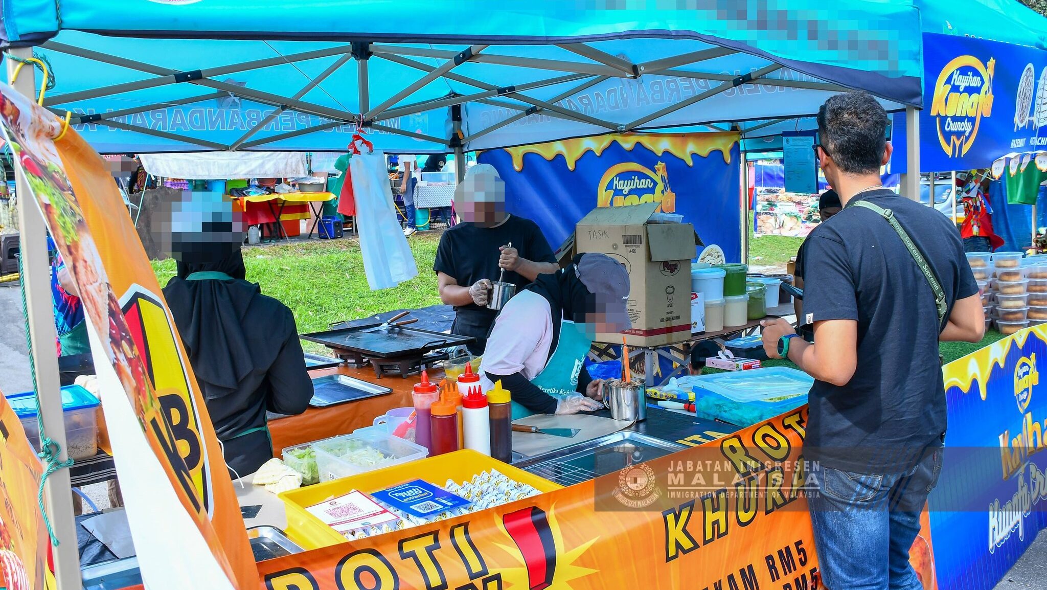 Immigration Cracks Down on Illegal Traders at Ramadan Bazaars