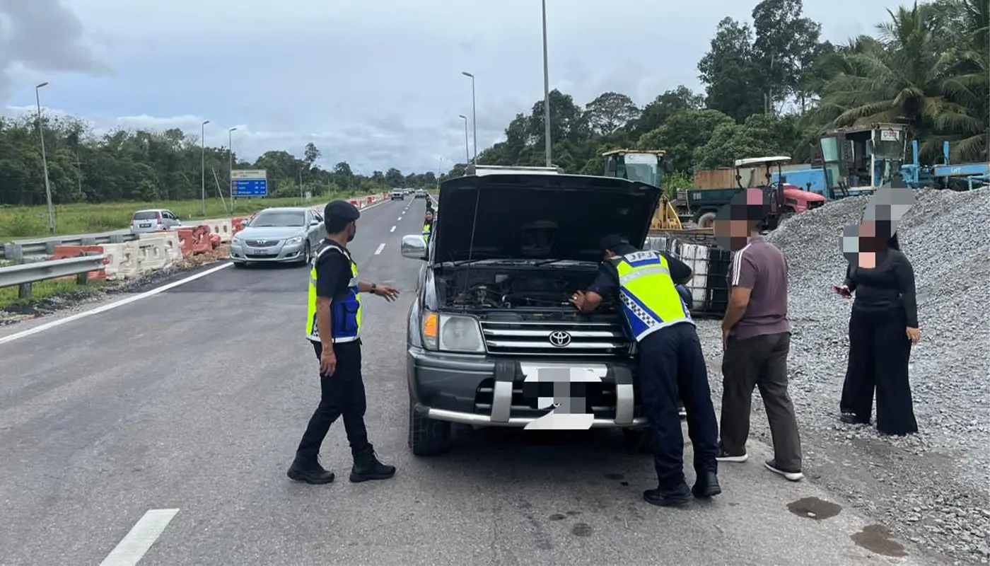 JPJ Sibu Officers Aid Drivers During Sibu Festive Patrols 1 Sarawak, Sarawak News, Sibu, Sibu News, JPJ Sarawak, Road Safety, Chinese New Year, JPJ, JPJ Sibu