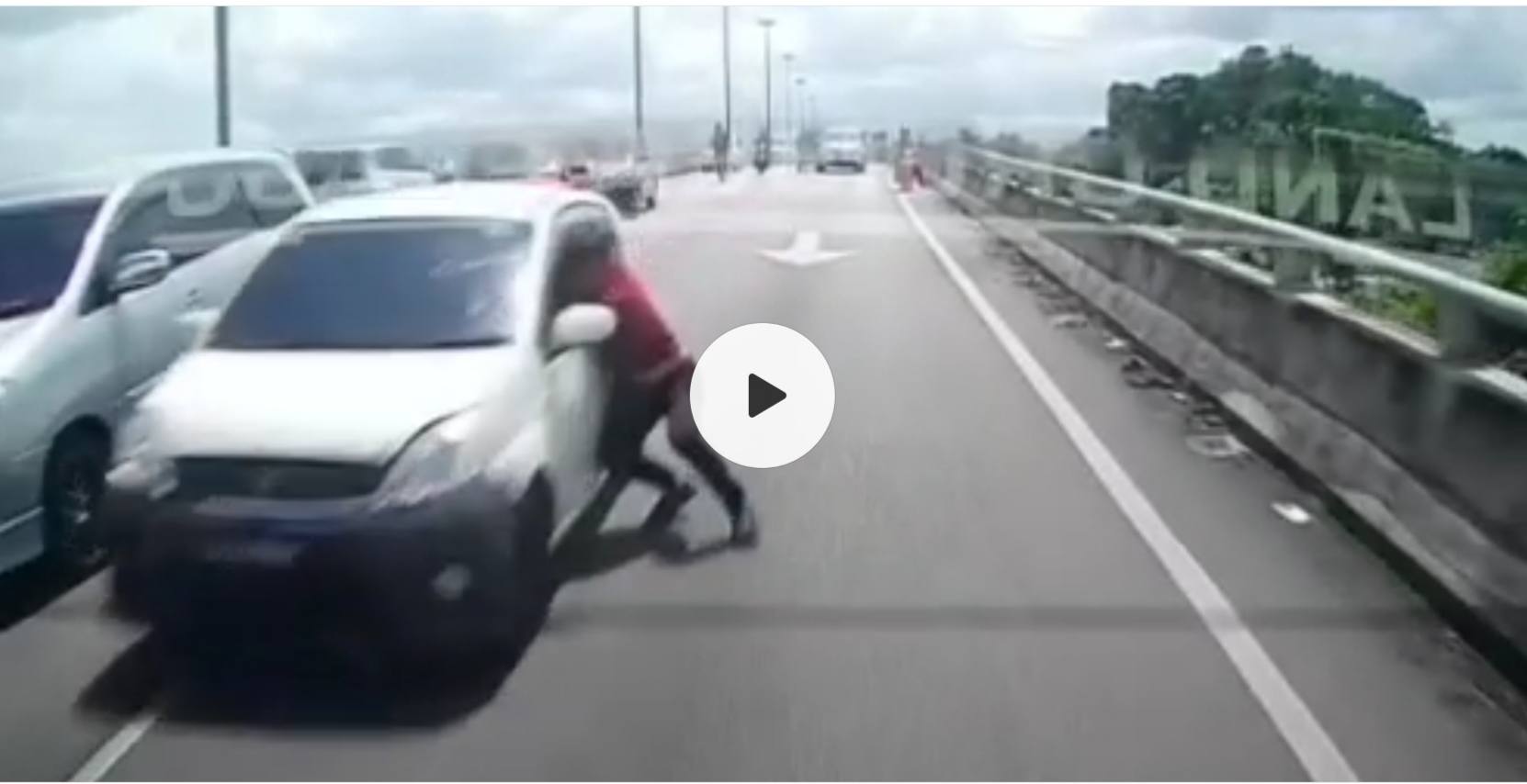 Sarawak Police Praised for Brave Arrest of Fleeing Suspect