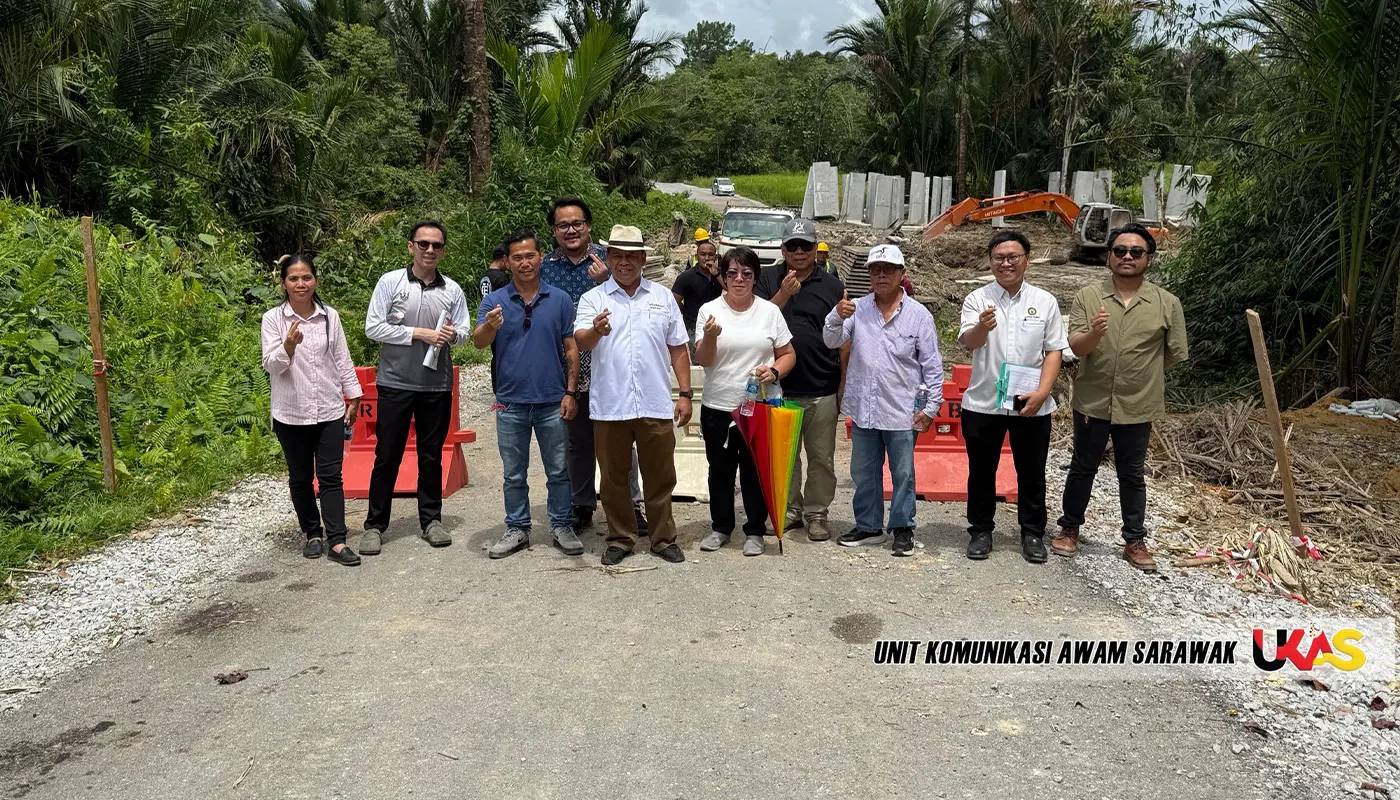Tasik Biru Assemblyman Reviews Road Upgrade Works in Kampung Bobak Sajong 1 Sarawak, Sarawak News, Bau, Bau News, Tasik Biru, Kampung Bobak Sajong, Road Upgrading, GKCDA, Rural Development