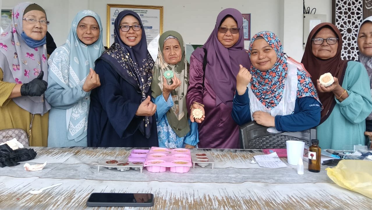 UNIMAS Empowers Bako Villagers Through Soap and Eco-Enzyme Workshop