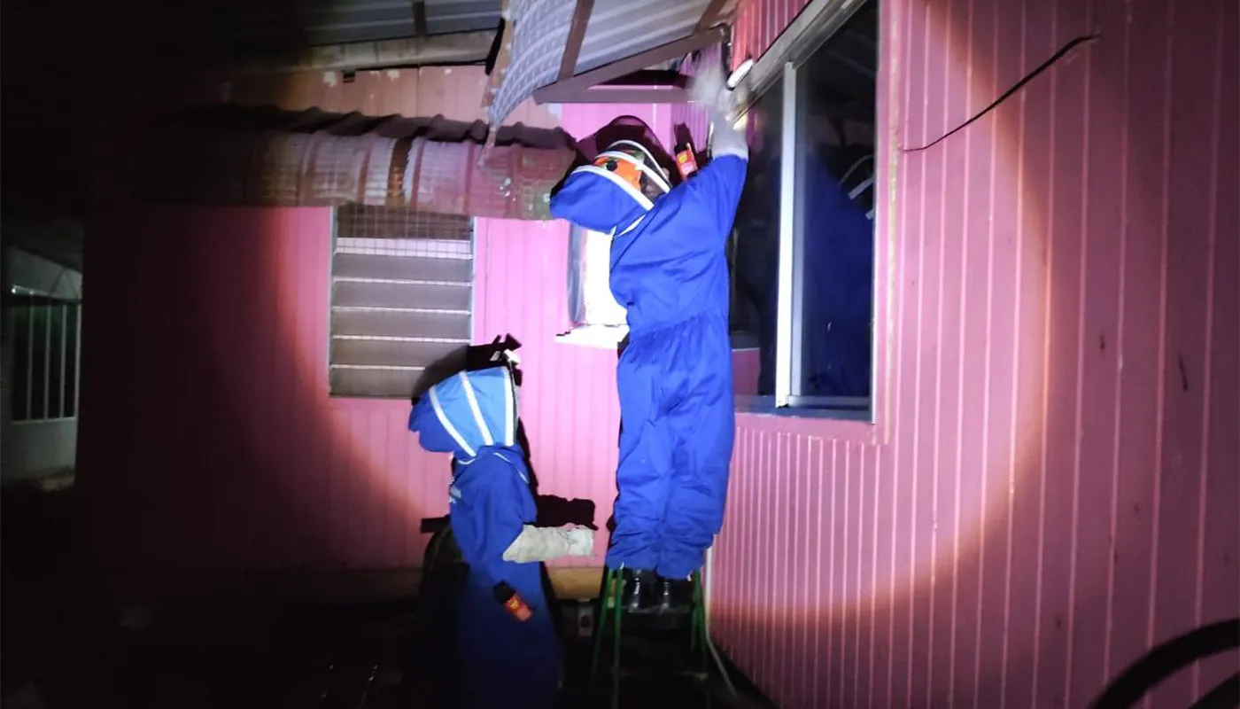 APM Spaoh Removes Poisonous Insects from Air Conditioner Hose 1 Sarawak, Sarawak News, Spaoh, Spaoh News, Public Safety