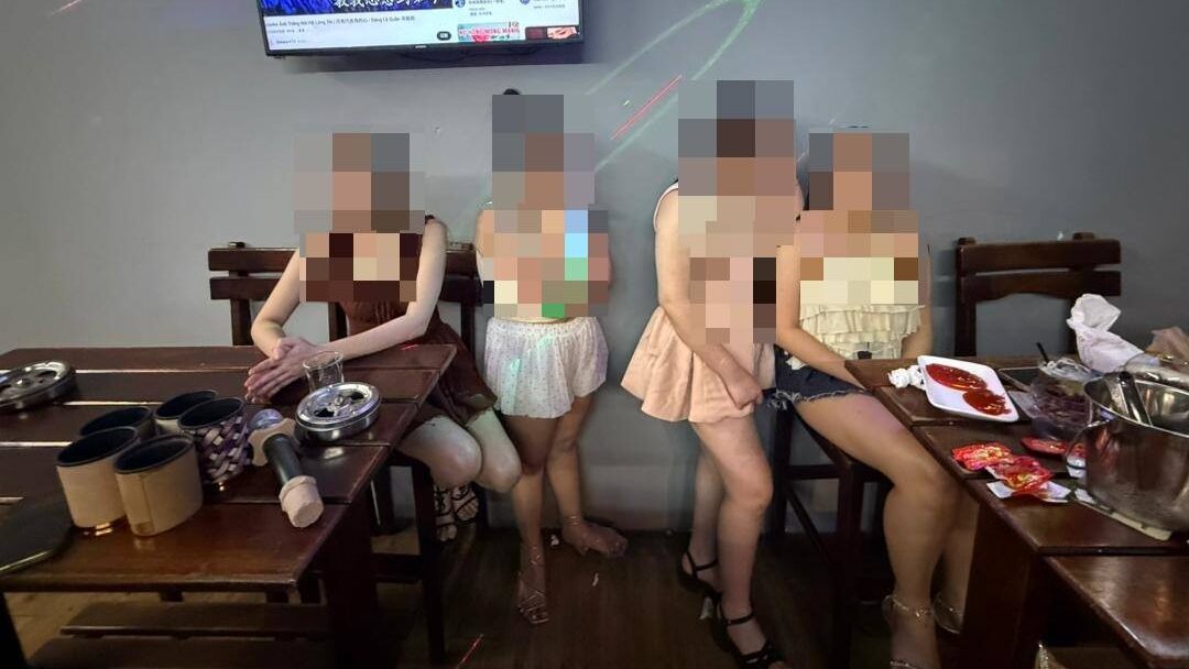 Foreign Waiter Services Exposed in Johor Immigration Raid