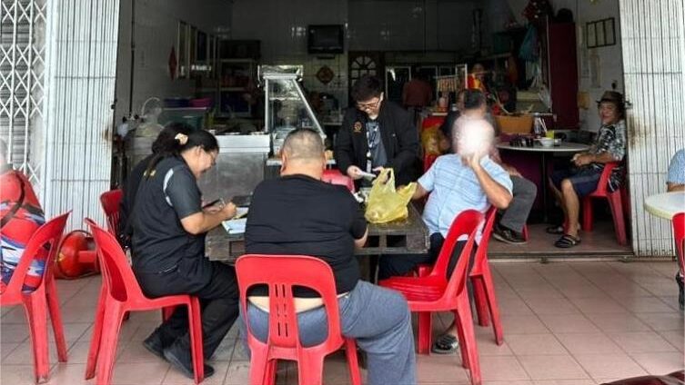 Kuching Health Office Issues 6 Compounds in Anti-Smoking Ops