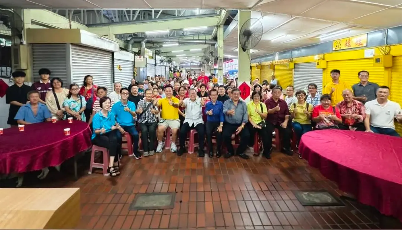 MBKS Mayor Joins Hawkers for Chinese New Year Celebration 1 Sarawak, Sarawak News, Kuching, Kuching News, MBKS, Kenyalang Food Center, Chinese New Year, Community Celebration