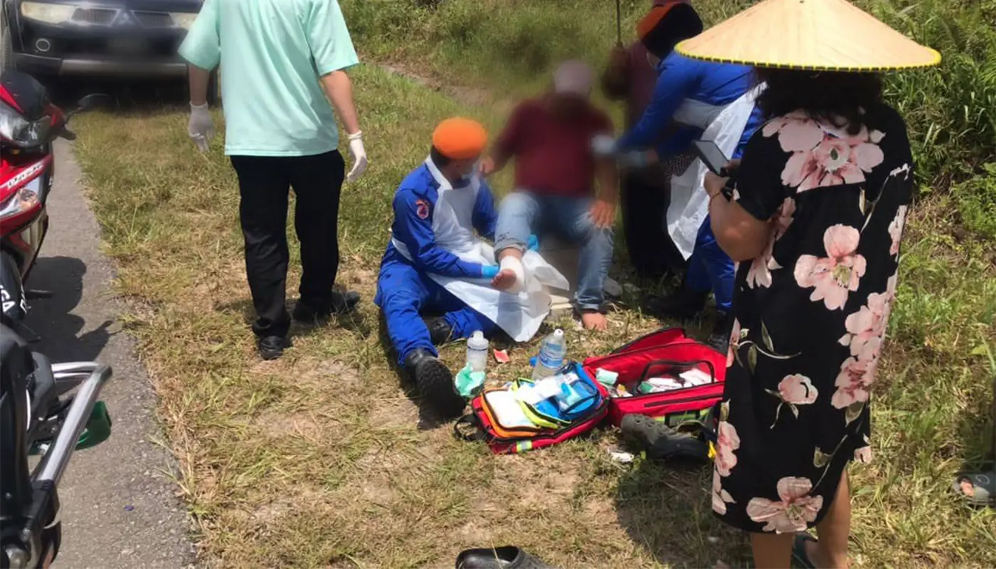Motorcyclist Injured in Collision with Car on Roban Road, APM Responds 1 Sarawak, Sarawak News, Saratok, Saratok News, Road Accident, APM Saratok,