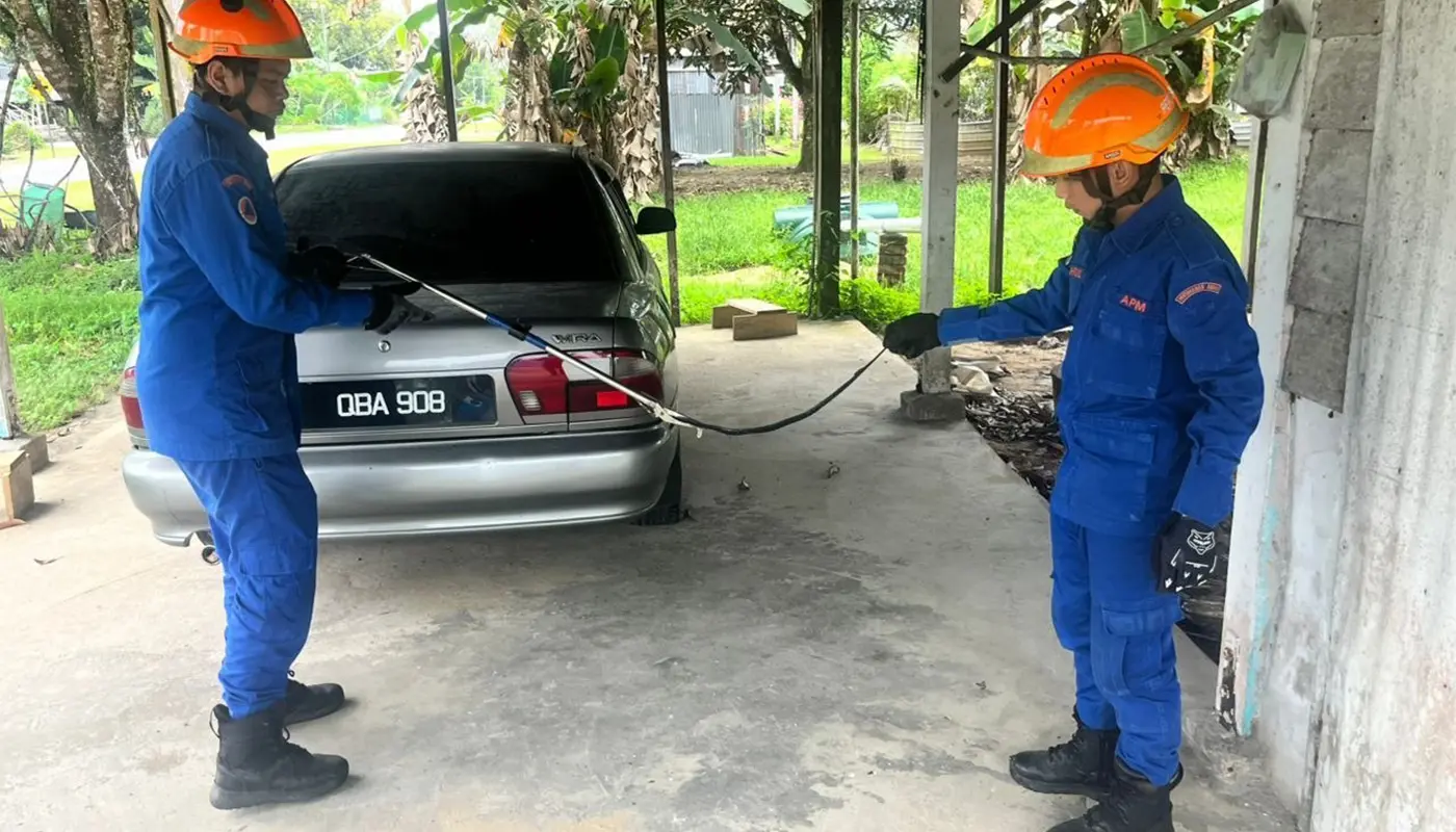 Sarawak, Sarawak News, Tanjung Manis, Tanjung Manis News, APM Tanjung Manis, Snake Capture, Black Cobra, Public Safety
