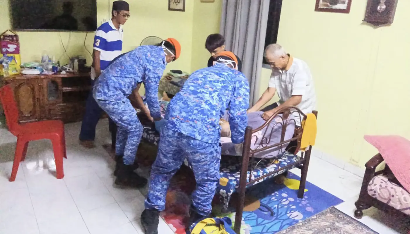 APM Assisted Elderly Woman to Debak Clinic After Emergency Call 1 Sarawak, Sarawak News, Debak, Debak News, Civil Defence, Emergency Response, Public Safety, Health Assistance