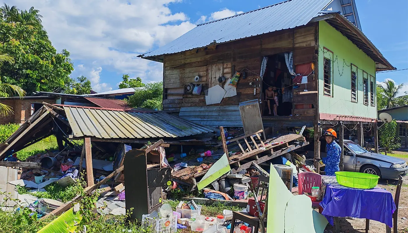 APM Dalat Delivers Aid to House Collapse Victims 1 Sarawak, Sarawak News, Dalat, Dalat News, Civil Defence, Disaster Relief, Community Support, Emergency Response