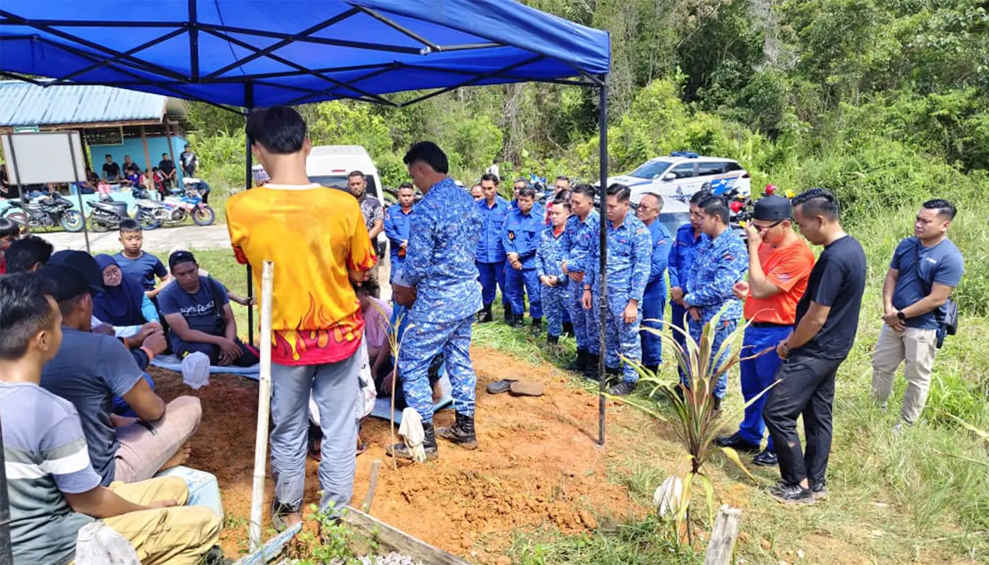 APM Lubok Antu Pays Last Respects to Deceased Officer 1 Sarawak, Sarawak News, Lubok Antu, Lubok Antu News, Civil Defence, Tribute, Condolence